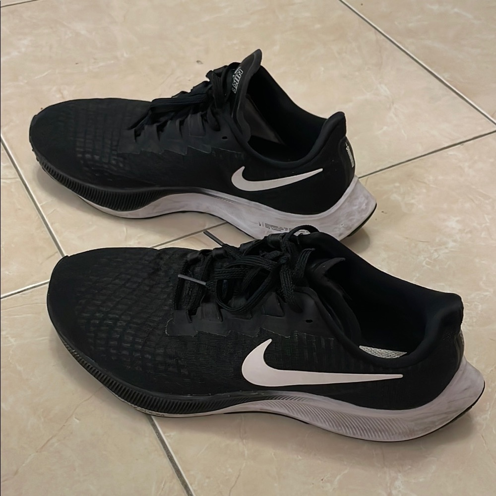 Nike Men's Athletic Shoes WIDE Sz 9